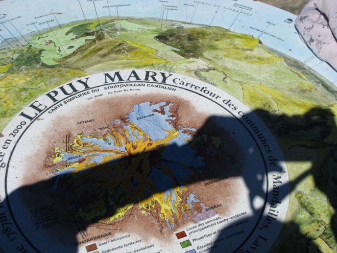 Desky na Puy Mary, na SZ by mohl být vidět Mont Blanc