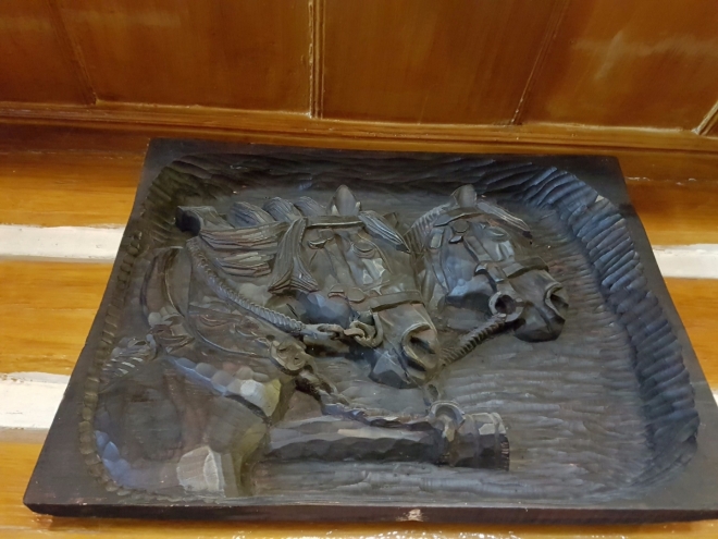 Zblízka jsme nedokázali odhalit, co je znázorněno na tomto reliéfu a teprve foto s odstupem odhalilo tažné koně. Ty se zde v minulosti hojně využívali.
