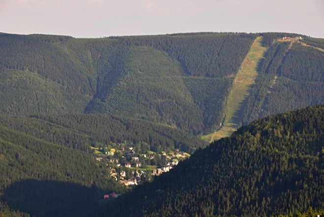 Špindlerův Mlýn pozvolna skryje večerní stín.