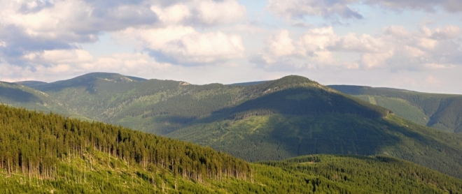 Kozí hřbety a Železný vrch, kterým skalnatý hřeben končí.