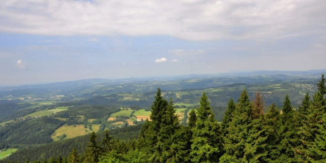 Zastřené obzory neumožní dohlédnout dál, než na několik km.