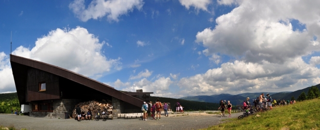 Labská bouda z této strany připomíná ztroskotanou Archu Noemovu. Horší pohled nás čeká zdola. Ukáže se obří betonové monstrum.
