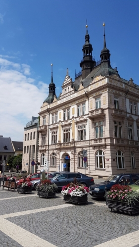 Dominantou náměstí je novorenesanční dům České spořitelny postavený v roce 1906. Hlavním sponzorem stavby byla turnovská spořitelna, která v roce 1903 vykoupila původní historický barokní dům. Původně zde stával zájezdní hostinec U Zlatého orla, který patřil rodině Votrubcově. Nová budova byla projektována architektem Janem Heindlem. Zajímavou je především fresková výzdoba průčelí, jejíž autorem je malíř Láďa Novák. (Mapy.cz)