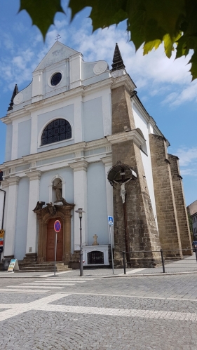 Kostel sv. Františka z Assisi byl postaven v letech 1651 - 1655 při františkánském klášteru. Po požářu, který kostel a klášter zachvátil v roce 1803, byl kostel kompletně přestavěn v empírovém slohu. Přestavba proběhla v letech 1822 -1824. Pseudorománská zvonice byla přistavěna v roce 1842. (Mapy.cz)