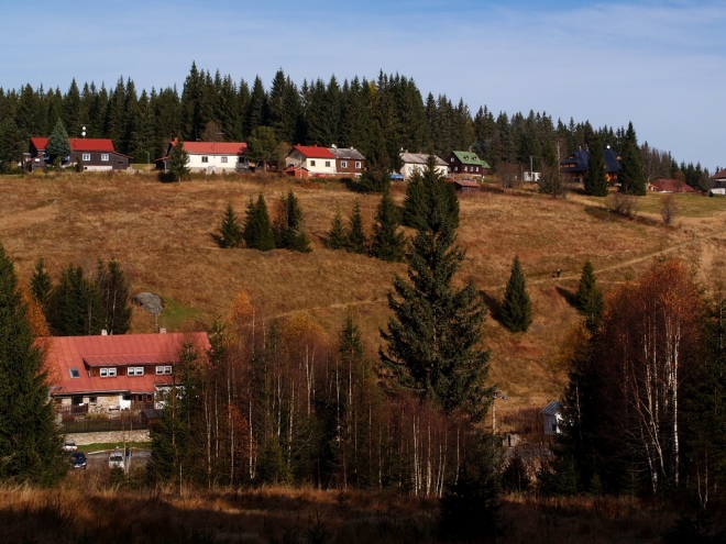 Modrava. Místo, kde kdysi neštěkl pes (mimo vlčáků pohraniční stráže), je dnes výtečným startem pro turistické aktivity. Pro nás místo důvěrně známé. Z ní se vydáváme na průzkumnou celodenní výpravu za tím, co zbylo z obloženého stolu po kůrovcových hodech a jak se k tomu dnes staví příroda sama.