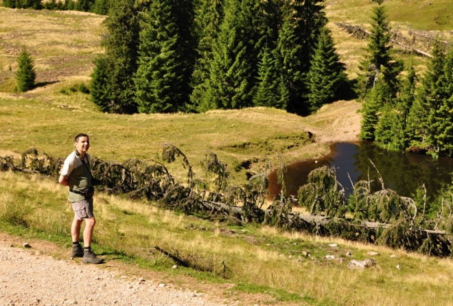 Jirka čeká, jestli se Luděk ponoří do chladné vody jezírka.  Ten to k našemu údivu nakonec vzdá.