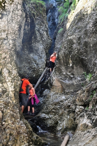 Maďarští turisté jeskyni prošli a tak do ní také s čelovkami nalezeme...