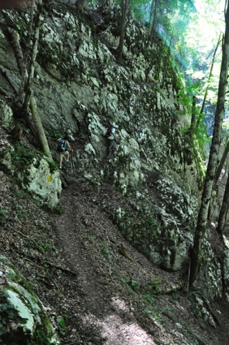 Začíná dost nepříjemný úsek ve svahu vysoko nad do hlubin se stále víc propadající soutěskou.