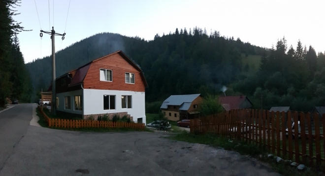 V penzionu La Marian v Gărda Seacă zůstáváme dvě noci. Je levný, nekomfortní, ale lepší než se tísnit ve stanech.