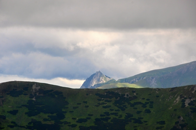 Kominiarsky vrch (1 829 m n. m. ) se objevil vysoko nad Rákoní.