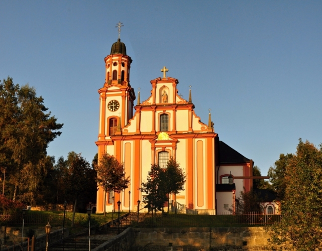 Kostel sv. Máří Magdaleny v Mařenicích vznikl na místě staršího kostela. Stavbu zadala vévodkyně Františka Toskánská. Barokní dvouvěžový kostel od Octava Broggia byl později pseudobarokně přestavěn.