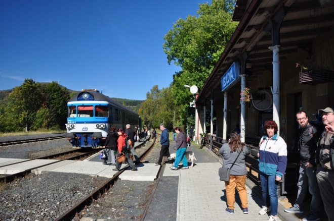 Jedlová je turistickou zastávkou v hlubokém lese. V jediném nadražním domku je hospoda.