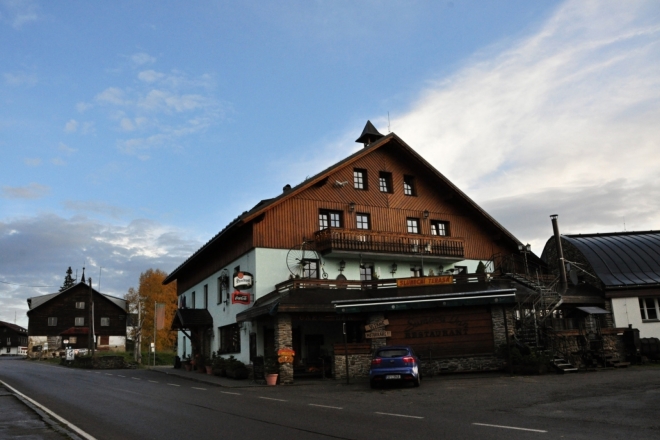 Hotel Šumava Inn nás pohostí hned dvakrát. Ostatní restaurace na Kvildě již mají provoz omezený.