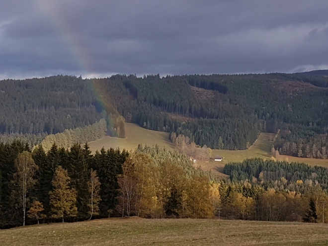 Duha se zdvihá nad Jelenovem...