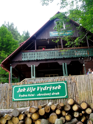 Příjemné venkovní posezení nás dlouho nezdrží, je čas hledat místo, kde na noc složíme své unavené kosti.