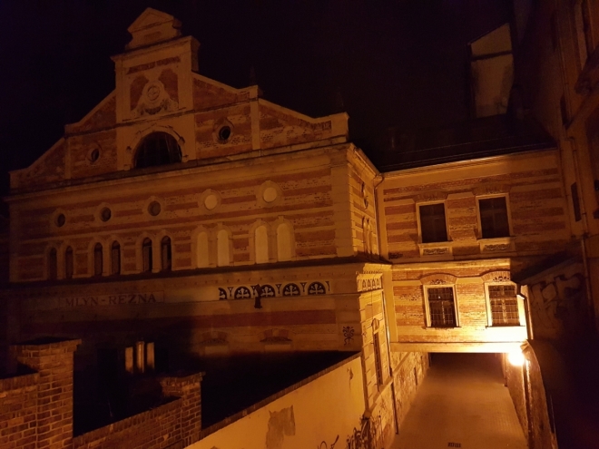 Dům U Bílého jednorožce s gotickými základy ziskal dnešní podobu v 18. století, kdy zde provozovala rodina Benýšků lékárnu. Dnes je v budově umístěno Oblastní muzeum v Lounech.