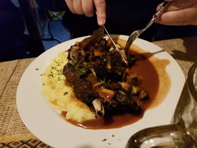 Daňčí žebírko s hříbky po burgundsku. Mňam!