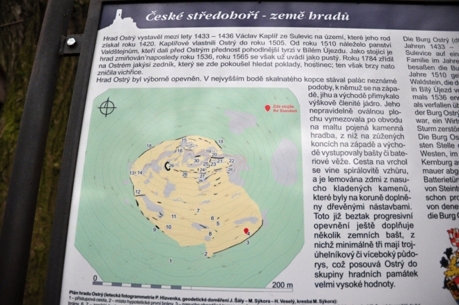 Na vrcholku hory se nalézá další z hrádků Českého středohoří.