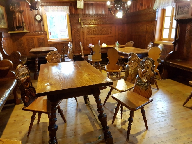 Starší, původní vyřezávané židle jsou v druhé místnosti restaurace.