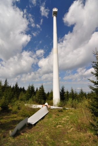 Větrná elektrárna nedaleko turistických stezek. 