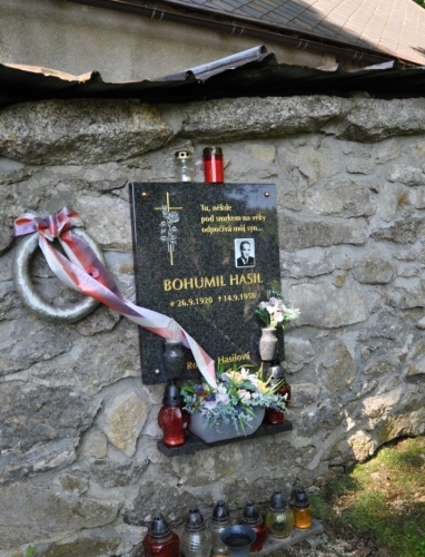 Pomník Bohumila Hasila, bratra převaděče a krále Šumavy Josefa.