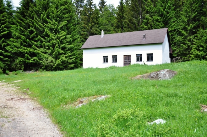 Za osamělým domem stoupáme na Pomezný vrch (1 001 m).