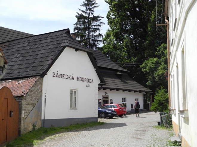 Hned tři hospody mají v neděli zavřeno. Až čtvrtá nás spasila.