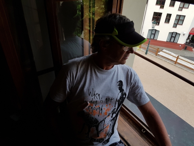 Výhledy máme do zámeckého parku a k zahradnímu Čínskému pavilonu.