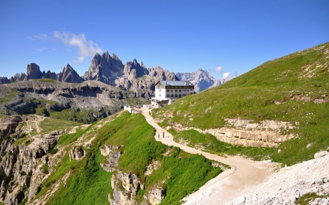 Rifugio Auronzo, pozadí masím Monte Cristallo.