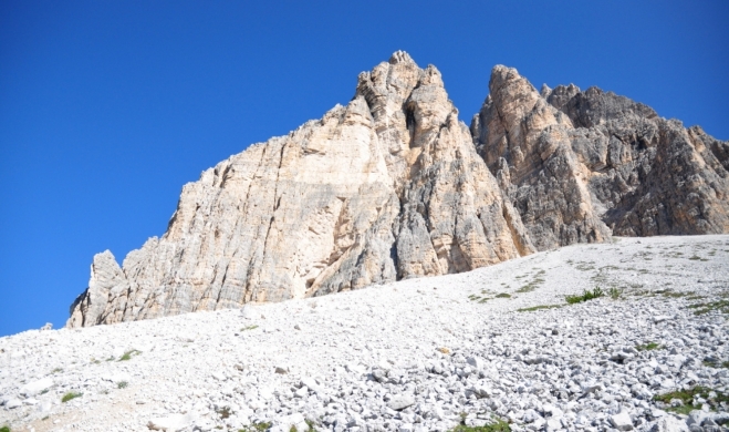 Nad hlavami se nám tyčí kolmé stěny Cima Ovest a Cima Grande.