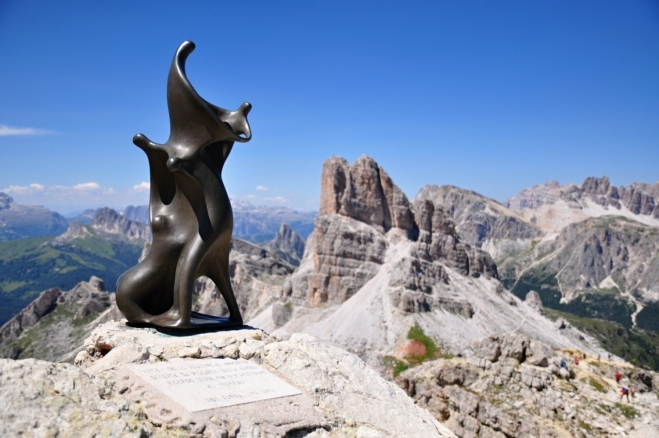 Skulptura na vrcholu Nuvolau je zřejmě nějakým horským aktem.