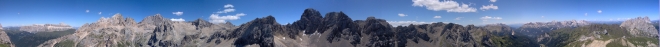 360° panoramatický snímek vyfocený z Col Ombertu. Zleva Pitz Boé a skupina Marmolady a další vrcholy už si nepamatuju.