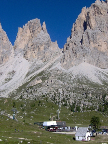 Sedlo Sella Joche a vysoké skály skupiny Sasso Lungo.