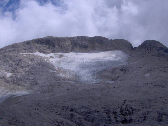Pod vrcholem Cimy Fradusty se ještě z posledních sil drží ledovec.