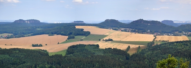 Panorama stolových hor Saského Švýcarska z Kleiner Zschirnsteinu.