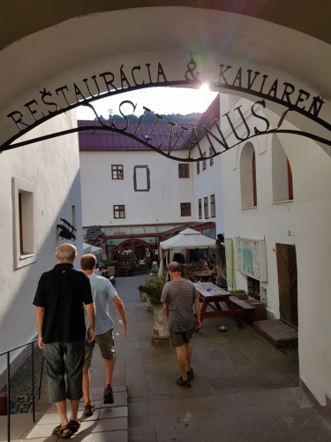 Na večeři jdeme do restaurace Silvánus. Zajímavé je už její umístění...