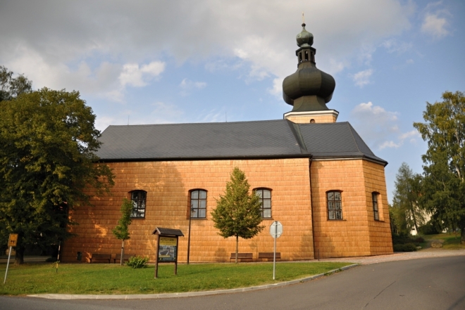 Jedná se o barokní kostel pocházející z počátku 19. století. Postaven byl na místě původního dřevěného kostelíka. Zajímavostí, která vás na první pohled zaujme je výrazná báň kostela a pokrytí jeho jižní stěny šindelem, který se na Šumavě používal jako ochranný prvek staveb. (www.mapy.cz)