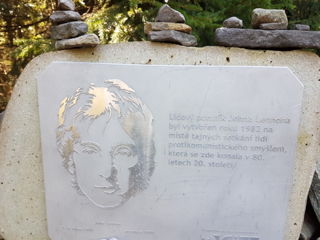 U pomníku Johna Lennona...