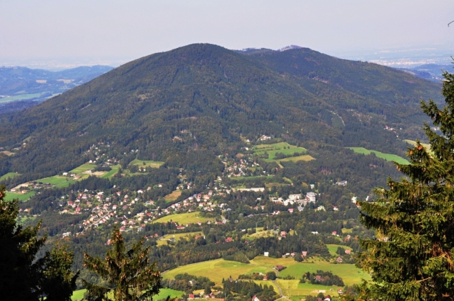 Masív Ondřejníku s nejvyšší Skalkou vlevo.