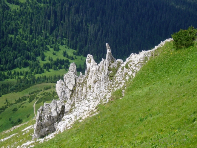 Pohled dolů do dlouhé doliny Zadné Meďodoly je úchvatný.