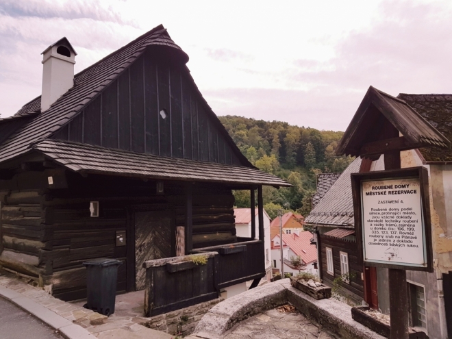 Roubené domy městské rezervace.