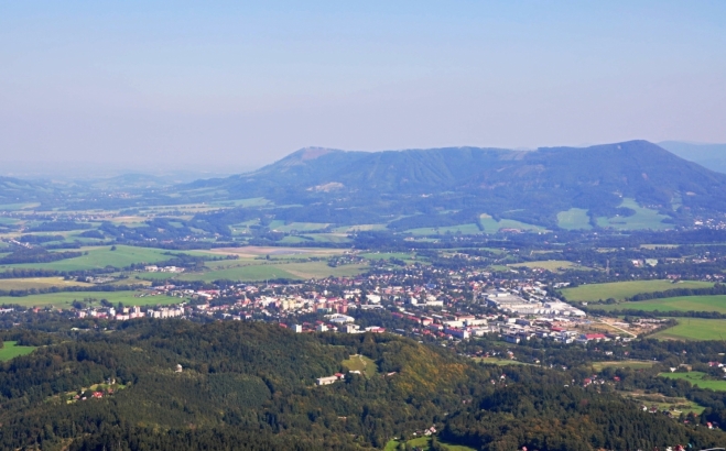 Frenštát v brázdě a masív Ondřejníku, kam vyrazíme zítra.