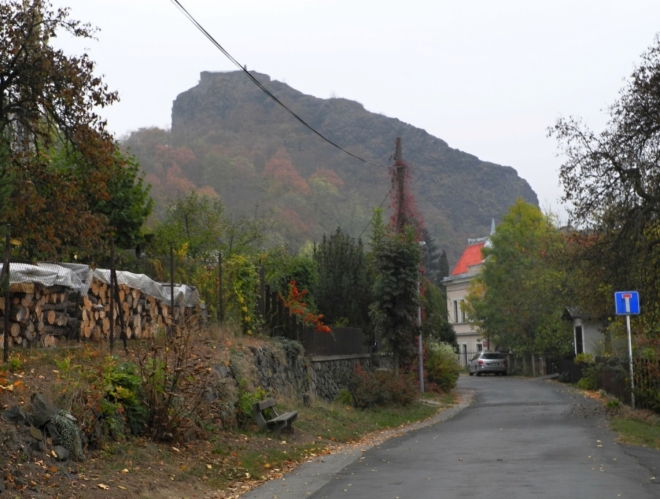 Střekovský hrad ční nad Labem vysoko, ale cesta k němu je snadná.