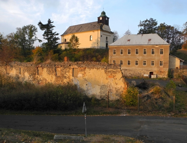 Večerní Homole u Panny. Kostel sv. Pia V. byl zbudován v 80. letech 18. století na místě starší kaple. Podélná jednolodní stavba má odsazený polygonální závěr a na severní straně sakristii. V průčelí nahoře na římsou se nachází dřevěná zvonička. Hlavní oltář pochází z r. 1895, jsou na něm sochy sv. Barbory a sv. Doroty a reliéf Nejsvětější Trojice. Oltářní obraz sv. Pia V., kterému je homolský kostel zasvěcen, pochází z původní kaple a byl údajně získán v r. 1724 z Itálie. (www.mapy.cz)