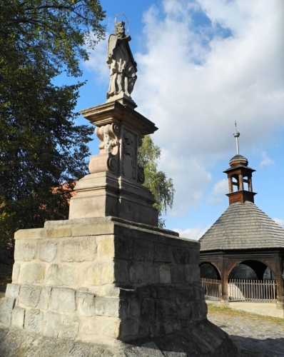 Socha sv. Jana Nepomuckého před kostelem sv. Máří Magdalény z roku 1723.