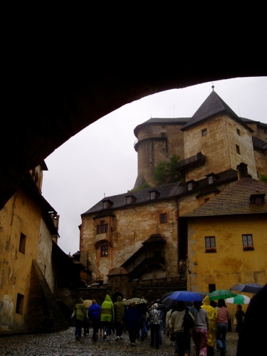 Uvnitř se předpokládá sucho a snad i teplo a tak vzhůru do hradu.