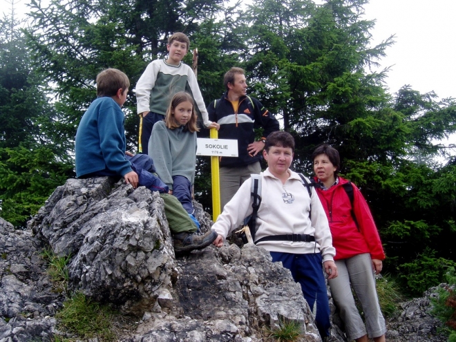 Jen nahoře na Sokolie je profouknuto a slušný rozhled do Vrátné doliny.