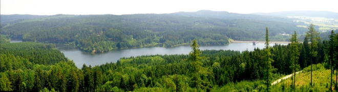 Pohled shora z věže na Landštejnskou přehradu je malebný.