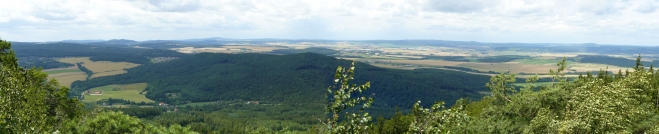 Panorama z plešiveckého hřebenu, zhruba uprostřed jsou Hořovice.