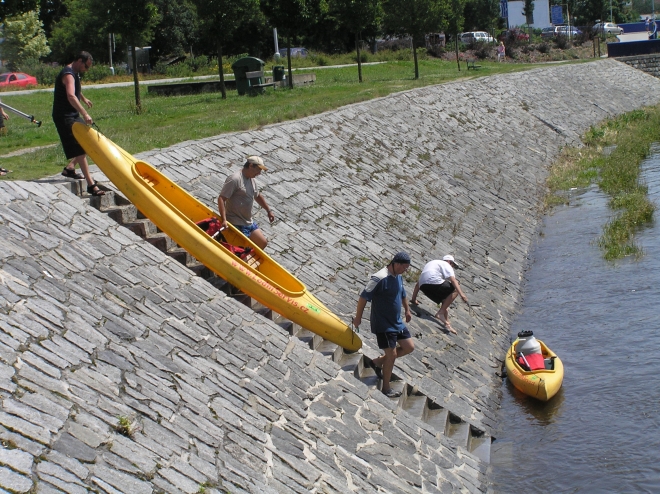 Dnes se stále vzájemně předjíždíme s dětmi z Opařan a ještě také ošlehanými vodáky s letitou praxí.  Původně jsme chtěli tady někde i pojíst, ale bojíme se přijít o materiál a tak oběd oddalujeme. Nakonec z toho bude večeře.